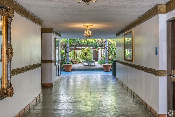 Plaza level, front of building, great exposure off lobby, private bathroom.